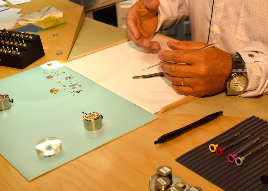 AP watchmaker servicing an AP caliber 2121 that is in the modern Royal Oak 15202