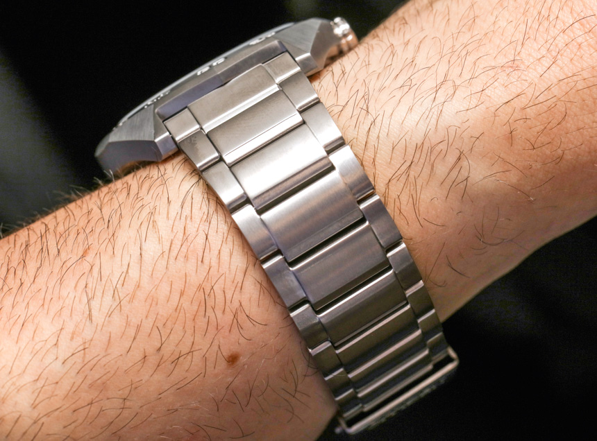 citizen-eco-drive-super-titanium-aw0060--11