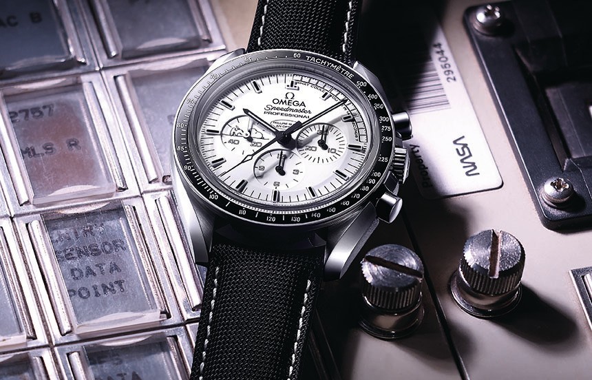 Omega-Speedmaster-Silver-Snoopy-Award-LE-3
