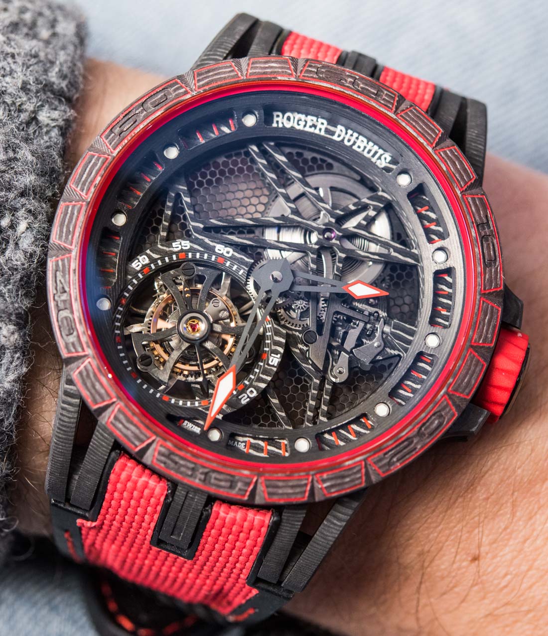 Roger-Dubuis-Excalibur-Spider-Carbon-Movement-Tourbillon-Skeleton-2017--10