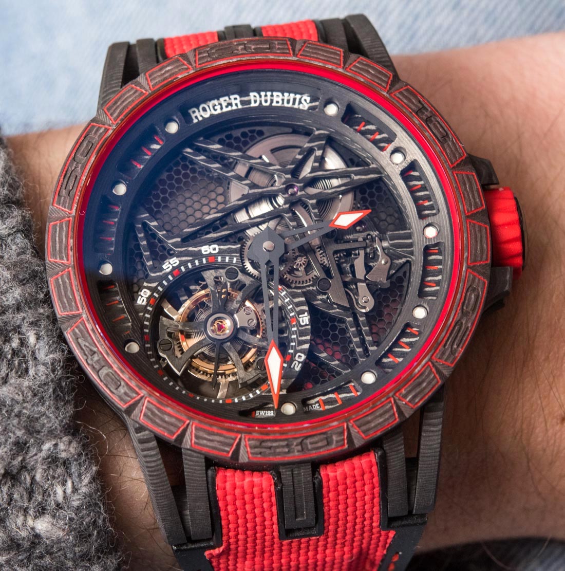 Roger-Dubuis-Excalibur-Spider-Carbon-Movement-Tourbillon-Skeleton-2017--11
