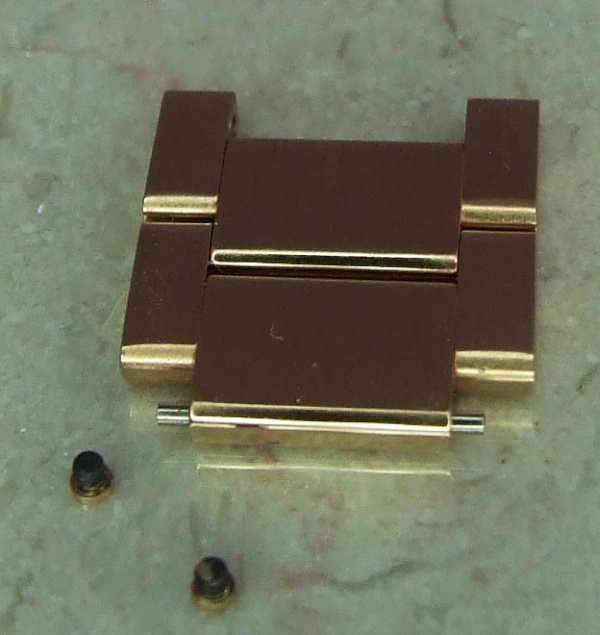 Omega Aqua Terra GMT bracelet construction